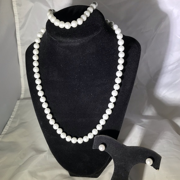 Jodi's Jewelry Jewelry - White Akoya 8MM Shell Pearl Set